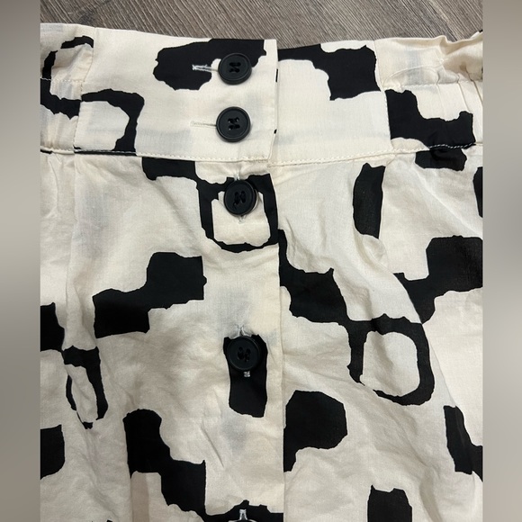 H & M Black and White Abstract Print Button Up Skirt - Picture 5 of 7